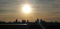 Die Berliner Kulisse vor der untergehenden Sonne, fotografiert vom Humboldt-Forum