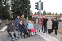 Zufriedene Gesichter bei Politikern und künftigen Nutzern der neuen Fußgängerampel