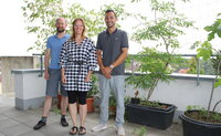 Das erweiterte Team des Sanierungsmanagements freut sich auf die gemeinsamen Aufgaben: Benjamin Krick, Sandra Seum und Jörg Glock (v.li.) Auf einer Dachterrasse des Riedstädter Rathauses stehen Benjamin Glock, Sandra Seum und Jörg Glock vom Sanierungsmanagement vor Kübeln mit Pflanzen.