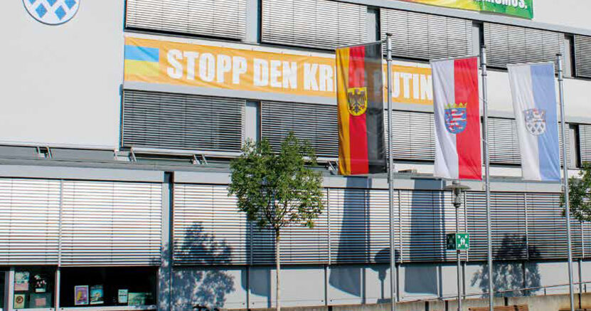 Zu sehen ist die Titelseite der Informations- und Bürgerbroschüre 2026 mit dem Riedstädter Rathaus.