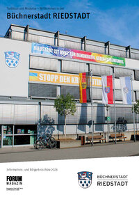 Zu sehen ist die Titelseite der Informations- und Bürgerbroschüre 2026 mit dem Riedstädter Rathaus.