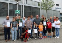 Die Riedstädter Gewinner des Stadtradelns mit Bürgermeister Marcus Kretschmann (7.v.r.) und Koordinatorin Sandra Seum (2.v.li.). Vor dem Riedstädter Rathaus stehen die Riedstädter Gewinner des Stadtradelns und halten ihre Urkunden in den Händen. Bei ihnen stehen auch Bürgermeister Marcus Kretschmann (7.v.re) und Koordinatorin Sandra Seum (2.v.li.)