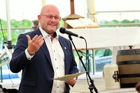 Bürgermeister Marcus Kretschmann hielt die Festrede. Bürgermeister Marcus Kretschmann steht lächelnd vor einem Mikrofon im Festzelt und hält eine Rede.