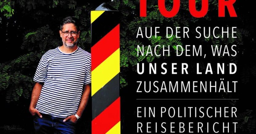 Zu sehen ist der Umschlag des Buches "Deutschlandtour". Darauf steht Autor Hasnain Kazim neben seinem Fahrrad.