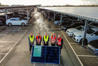 Simon Bartsch (Leiter Logistik Niederlassungen), 1. Kreisbeigeordneter Adil Oyan, Wolfgang Ketterle (Chief Operations Officer), MdL Ines Claus und Bürgermeister Marcus Kretschmann (v.li.) bei der feierlichen Eröffnung Simon Bartsch (Leiter Logistik Niederlassungen), 1. Kreisbeigeordneter Adil Oyan, Wolfgang Ketterle (Chief Operations Officer), MdL Ines Claus und Bürgermeister Marcus Kretschmann (v.li.) stehen zwischen langen Reihen von überdachten Parkplätzen. Auf den Dächern befinden sich lauter Solarplatten.