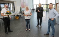 Der Vorsitzende des Vereins BüchnerBühne, Werner Schmidt (links) bedankte sich mit einem Blumenstrauß bei Iris Isler. Auch der künstlerische Leiter der BüchnerBühne Christian Suhr und Landrat Thomas Will (rechts) würdigten die tolle Initiative.