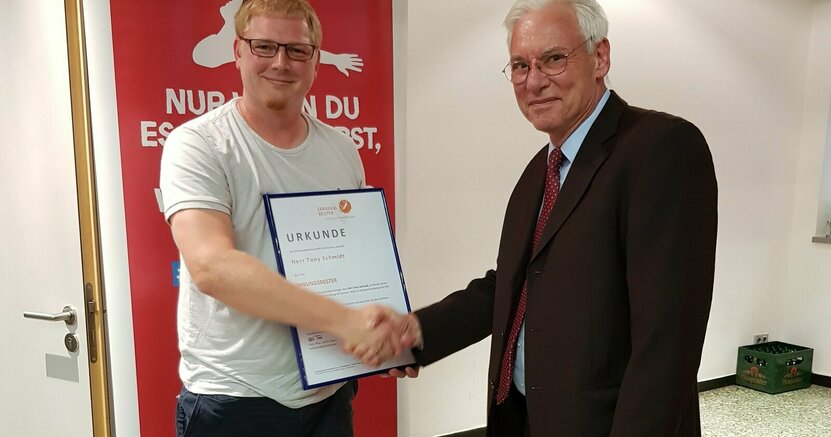 In Vertretung des Bürgermeisters Marcus Kretschmann gratuliert Stadtrat Christian Hofmann dem Innungsbesten Tony Schmidt aus Riedstadt