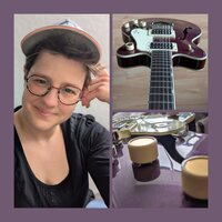 Zu sehen ist links im Bild die Musikerin Eva Holtorp und rechts eine Gitarre und ein Tisch mit zwei Getränken.