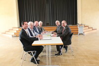 Marcus Rahner, Christoph Emmer (Erster Beigeordneter Biebesheim), Marcus Kretschmann, Ursula Kraft, Manfred Keller (Technischer Referent Vitos Südhessen) und Ralf Schulz (Geschäftsführer Vitos Südhessen) bei der Unterzeichnung der Absichtserklärung.