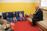 Bürgermeister Marcus Kretschmann liest Kindern aus dem Bilderbuch "Wo ist das Klopapier?" vor