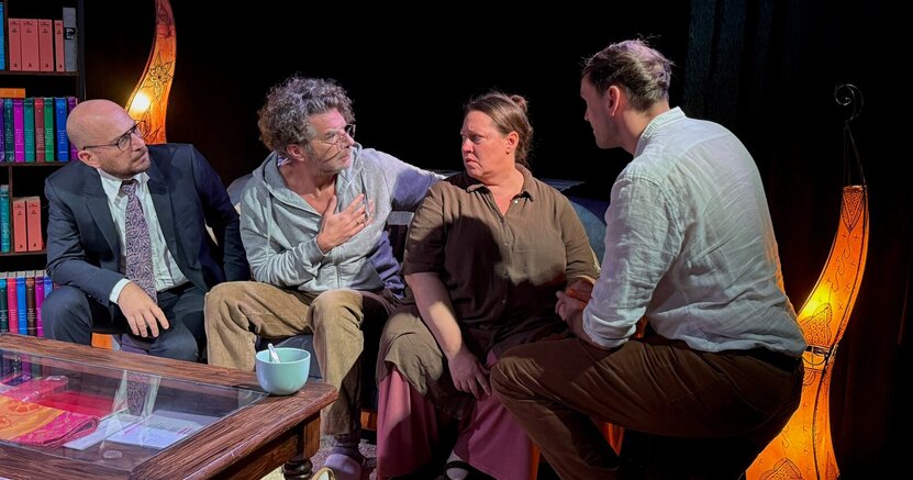 Szenenfoto von den Proben zu „Der Vorname“ v.l.n.r. Vincent (Alexandre Rudel), Ehepaar Pierre und Elisabeth Garaud (Oliver Kai Müller und Melanie Linzer) und Claude, der Freund seit Kindertagen (Oliver Dawid)