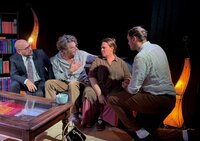 Szenenfoto von den Proben zu „Der Vorname“ v.l.n.r. Vincent (Alexandre Rudel), Ehepaar Pierre und Elisabeth Garaud (Oliver Kai Müller und Melanie Linzer) und Claude, der Freund seit Kindertagen (Oliver Dawid)