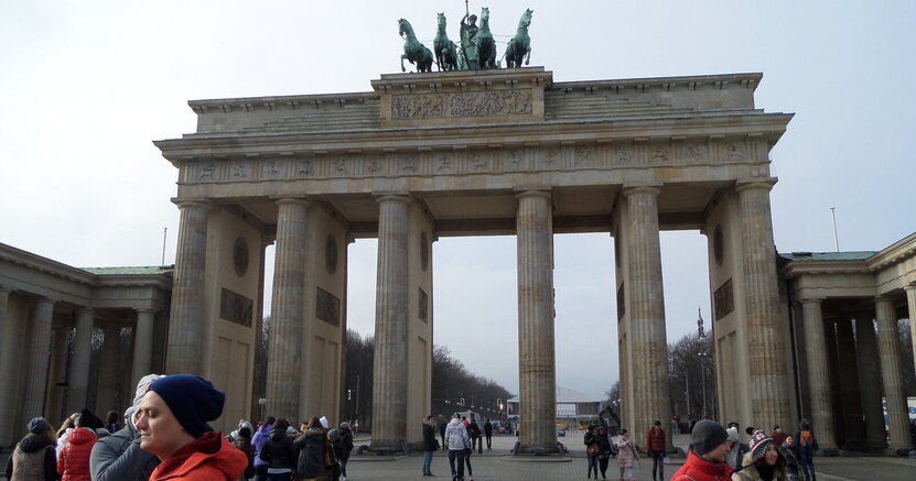 Zu  sehen ist das Brandenburger Tor in Berlin.