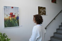 Eine Frau betrachtet ein Foto von einer Mohnblume
