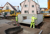 In Präzisionsarbeit wird das Bauwerk in die Baugrube herabgelassen.