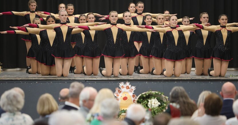 Die Jugendgarde des FC Leeheim auf der Bühne.