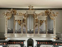 Zu sehen ist die historische Orgel in der Kirche Erfelden