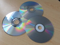 Zu sehen sind drei CDs.