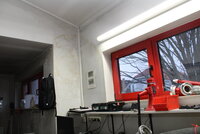 Bei einer Begehung im März 2025 hatten sich die Mitglieder des Bauausschusses vom schlechten Zustand der Feuerwehrhäuser Goddelau und Erfelden überzeugt. Hier zu sehen ein Wasserschaden im Feuerwehrhaus Erfelden. In einem Raum des Feuerwehrhauses Erfelden ist ein großer Wasserschaden zu sehen: In einer Ecke der Zimmerdecke und zwei Wände herunter ziehen sich dunkle Flecken.