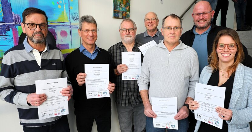 Riedstadts Bürgermeister Marcus Kretschmann (2.v.re.) überreichte Teilnahmebescheinigungen am Bürger-Sanierungslotsen-Kurs in Kooperation mit der Hochschule Darmstadt. Die Bürger-Sanierungslotsen stehen mit Bürgermeister Marcus Kretschmann (2.v.re.) im Treppenhaus des Riedstädter Rathauses. Sie halten ihre Teilnahmebescheinigungen in der Hand.