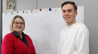 Stadtwerkeleiterin Saskia Kirsch und Dualer Student Florian Schmidt stehen vor einer Karte.