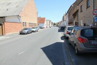 Zu sehen ist die Ortsdurchfahrt Leeheim mit parkenden Autos