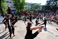 Zu sehen sind junge Tänzerinnen des TV Crumstadt auf der großen Bühne des Kinderfestes. Viele Menschen schauen zu..