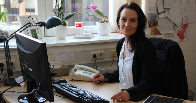 Die Leiterin der Beratungsstelle Stefanie Drozdzynski sitzt an ihrem Schreibtisch