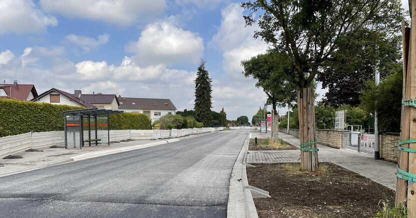 Die Geinsheimer Straße ist nun bis kurz vor die Einmündung Taunusstraße asphaltiert. Hier der Blick Richtung Bergstraße. Zu sehen ist neue Asphaltdecke der Geinsheimer Straße Richtung Bergstraße. An den Seiten stehen noch Absperrungen.