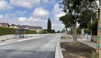 Die Geinsheimer Straße ist nun bis kurz vor die Einmündung Taunusstraße asphaltiert. Hier der Blick Richtung Bergstraße. Zu sehen ist neue Asphaltdecke der Geinsheimer Straße Richtung Bergstraße. An den Seiten stehen noch Absperrungen.