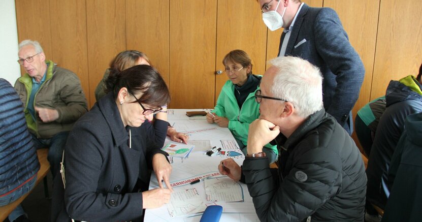 Die Ideensammlung bei der ersten Veranstaltung zur Bürgerbeteiligung erfolgte direkt auf den ausgelegten Plänen als Tischdecken