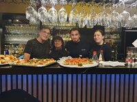 Enzo, Nora, Giovanni und Melania Santacroce (v.li.) hinter der neuen Theke der Gaststätte im Bürgerhaus.