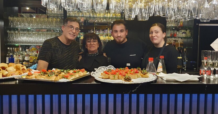 Enzo, Nora, Giovanni und Melania Santacroce (v.li.) hinter der neuen Theke der Gaststätte im Bürgerhaus.