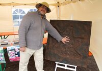 Am Stand des Kulturbüros konnten Dinosaurierabdrücke ausgegraben und bestimmt werden. Kulturbüroleiter Marco Hardy, alias Forscher Dr. Gitterbaum, zeigte den Abdruck eines Triceratops in Originalgröße. Kulturbüroleiter Marco Hardy hat sich mit einem Tropenhelm als Forscher Doktor Gitterbaum verkleidet. Er hält seine Hand in den viel größeren Fußabdruck eines Dinosauriers.