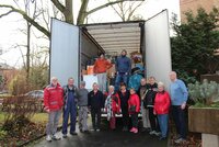 Mitglieder des Partnerschaftsvereins kurz vor Weihnachten 2023 stehenvor dem mit Hilfsgütern  gefüllten Lkw, bevor er nach Litauen aufbricht.  