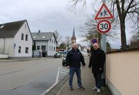 Der Leiter der Stadtpolizei Uwe Gremm und Bürgermeister Marcus Kretschmann (v.li.) vor einem Tempo-30-Schild in der Groß-Gerauer Straße. Der Leiter der Stadtpolizei Uwe Gremm und Bürgermeister Marcus Kretschmann (v.li.) vor einem Tempo-30-Schild in der Groß-Gerauer Straße.