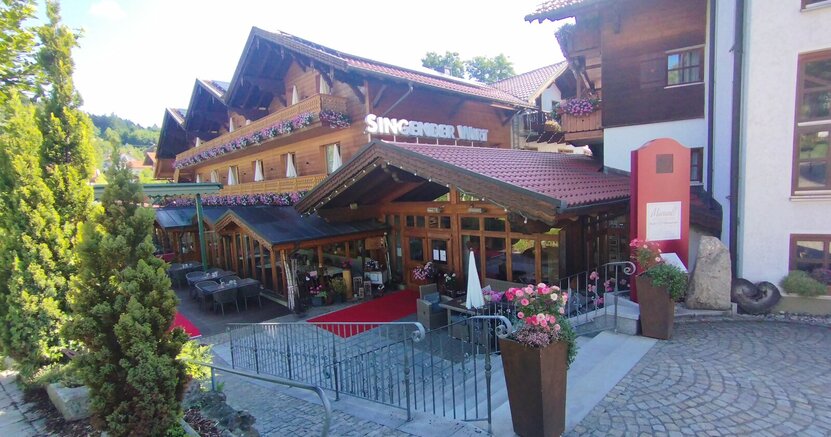 Zu sehen ist das Hotel "Mariandl - Singender Wirt" von außen.
