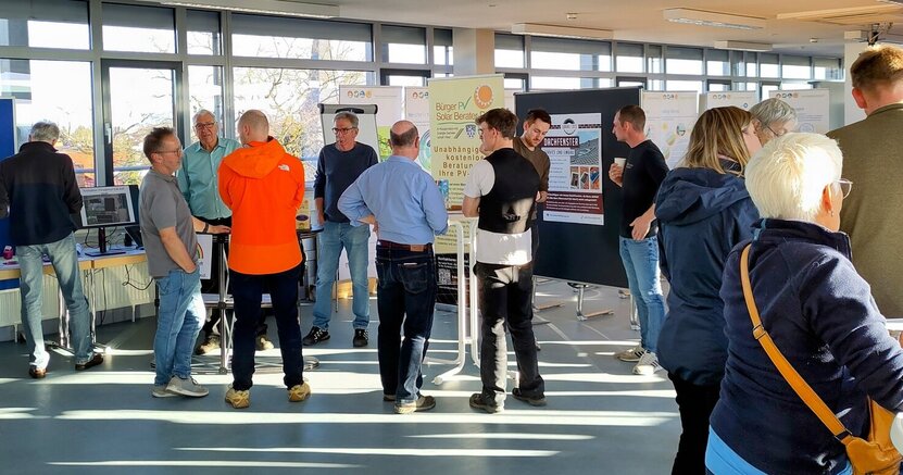 Viel los war bei der Hausmesse im vergangenen Jahr. Menschen stehen im Sitzungssaal des Rathauses an Stehtischen und an Infoständen und unterhalten sich.