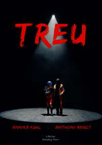 Filmplakat: Treu-Film.de Das Plakat zu dem Film "Treu" zeigt ein Paar im Scheinwerferlicht. Er hat ein blau geschminktes Gesicht und einen Hut auf, sie eine blaue Perücke.