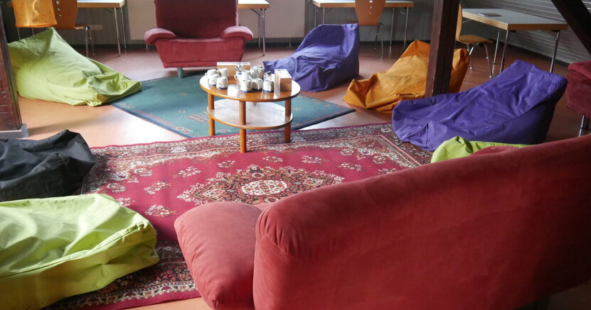 Eine gemütliche Sitzrunde mit Sitzsäcken, Sesseln und Sofas im Jugendhaus Goddelau.