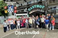 Die Teilnehmerinnen und Teilnehmer der Seniorenfahrt vor dem Gasthaus Kessler.
