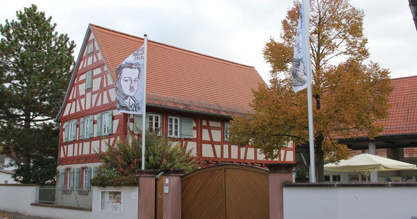 Zu sehen ist ein altes Fachwerkhaus, das Geburtshaus Georg Büchners.