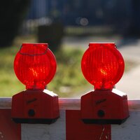 Eine Warnbarke mit zwei roten, runden Reflektoren
