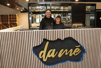 Enzo und Nora Santacroce freuen sich auf die Neueröffnung ihres Restaurants „da mé“ im Bürgerhaus Wolfskehlen. Enzo und Nora Santacroce stehen hinter der Theke im Bürgerhaus mit der Aufschrift "da mé"