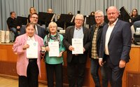 Geehrte und Ehrende: Brigitte Hennig, Stadtverordnetenvorsteher Guido Funk, Eva Roth, Andreas Hirsch, Erster Stadtrat Ottmar Eberling und Bürgermeister Marcus Kretschmann (v.l.) vor der Bühne im Bürgerhaus