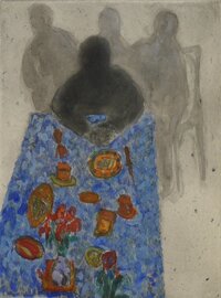 Zu sehen ist ein Gemälde von Florian Foerster: Eine graue Figur sitzt an einem buntem Tisch, im Hintergrund sind schattenhaft weitere Gestalten zu sehen.