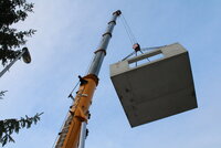 24 Tonnen am Haken: Das Vereinigungsbauwerk wird an die richtige Stelle gehoben. Ein Schwerlastkran hebt das Bauwerk an einem Haken in die Höhe.