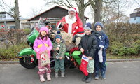 Der Nikolaus mit seinem Motorrad und Kindern der Kita Pfiffikus