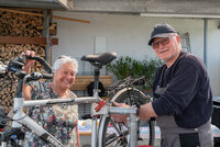 Bei der letzten Fahrrad-Werkstatt des Reparaturcafés half Hans-Rudi Müller Helga Ziegler mit ihrem Rad.