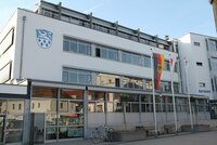 Das Riedstädter Rathaus in Goddelau bleibt wegen der Auswertung der Stimmzettel zur Kommunalwahl geschlossen